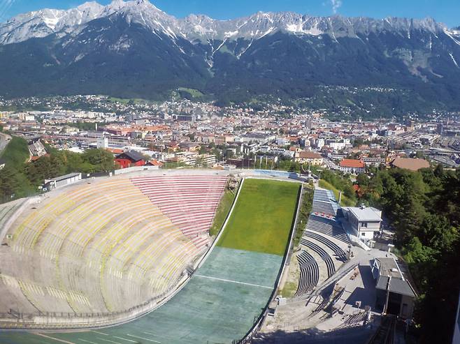 건축가 자하 하디드가 설계한 베르크이젤 올림픽 스키 점프 타워 위에서 관람석과 인스부르크 시내