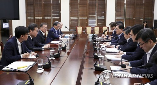 '지소미아' 관련, 보고받는 문 대통령 (서울=연합뉴스) 문재인 대통령이 22일 오후 청와대에서 한일군사정보보호협정(GSOMIA·지소미아) 관련 국가안전보장회의(NSC) 상임위 회의 내용을 보고받고 있다. [청와대 제공·재판매 및 DB 금지] scoop@yna.co.kr