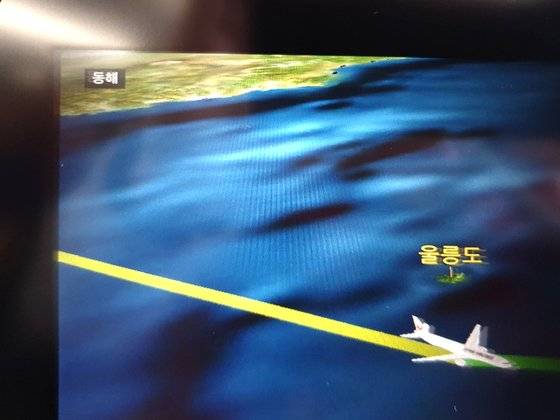 김포↔하네다를 오가는 일본항공 JL092편은 언어 설정에 따라 기내 개인모니터에 동해 표기 방식이 다르다. 한국어로 설정하면 ‘동해’로 표기하고, 일본어(가운데)·영어(아래) 등 다른 언어로 설정하면 ‘일본해’라고 표기한다. 대부분의 외항사도 마찬가지다. 문희철 기자