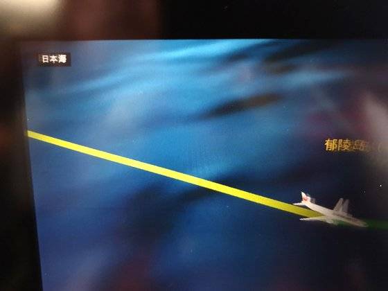 김포↔하네다를 오가는 일본항공 JL092편은 언어 설정에 따라 기내 개인모니터에 동해 표기 방식이 다르다. 한국어로 설정하면 ‘동해’로 표기하고(위쪽), 일본어·영어(아래) 등 다른 언어로 설정하면 ‘일본해’라고 표기한다. 대부분의 외항사도 마찬가지다. 문희철 기자