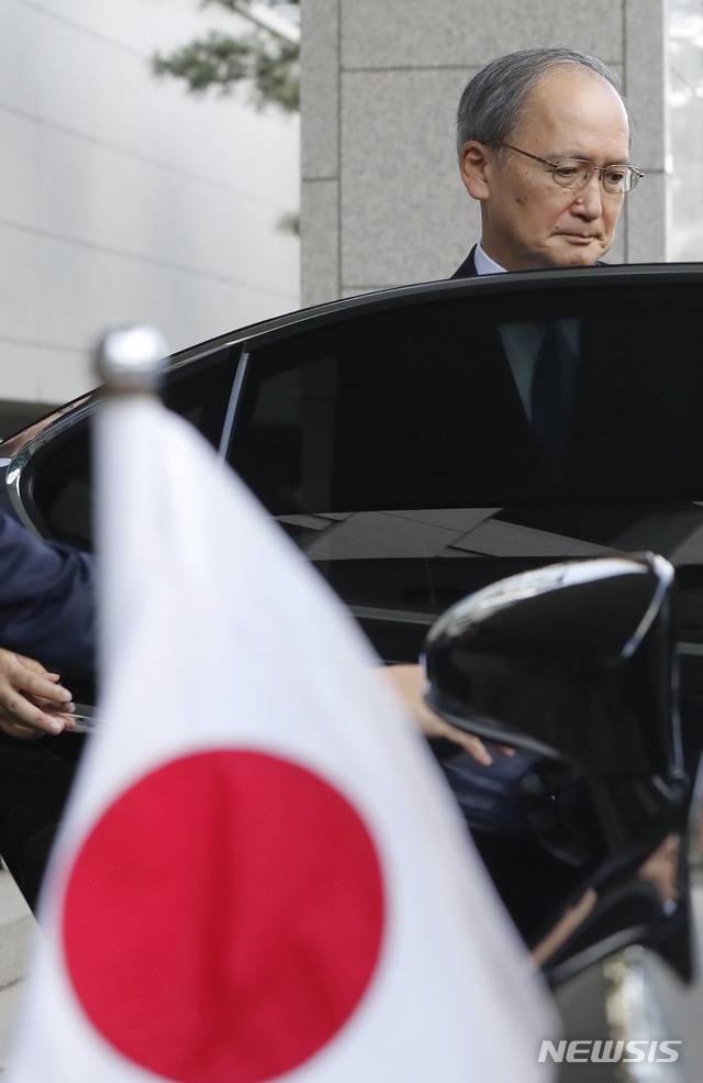 【서울=뉴시스】최동준 기자 = 나가미네 야스마사(長嶺安政)  주한일본대사가 23일 지소미아 종료 결정을 담은 외교부 공문을 받은 후 서울 종로구 외교부 청사를 나서고 있다. 2019.08.23.    photocdj@newsis.com