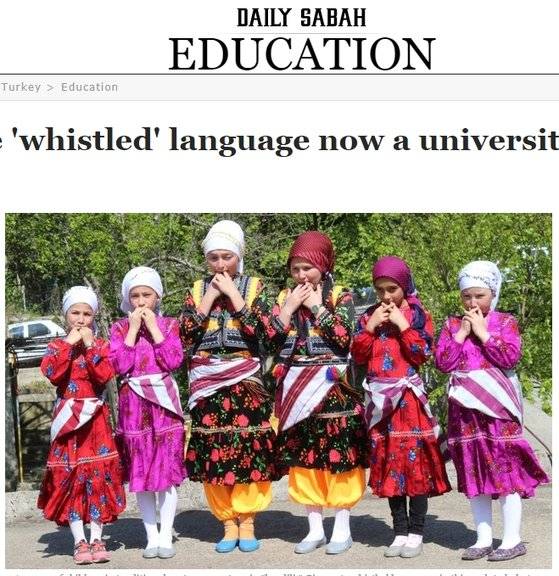 터키 동북부 산간 쿠스코이 마을 아이들이 전통 의상을 입고 '새 언어'로 불리는 휘파람을 불고 있다. [데일리사바 캡처]