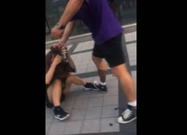피해자 일본여성이 공개한 한국인 남성의 폭행장면 사진. 출처=해당 개인 트위터