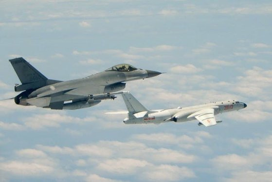 대만 공군의 F-16A가 대만방공식별구역에 진입한 중국 공군의 H-6 전략폭격기에 대응하고 있다. [사진 대만 공군]