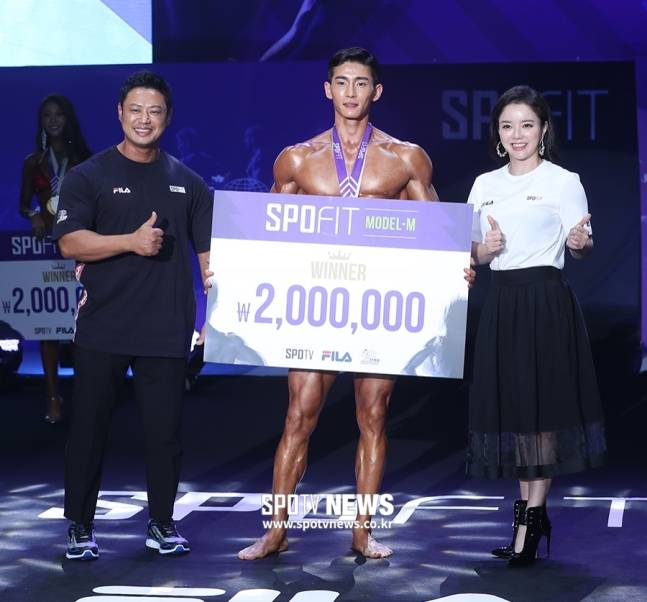 ▲ 제1회 SPOFIT(스포핏) 남자 모델 그랑프리 정상을 차지한 정대진(가운데)은 단단한 몸과 소년성 짙은 용모로 여성 팬들로부터 높은 지지를 받았다. ⓒ 원지동, 곽혜미 기자
