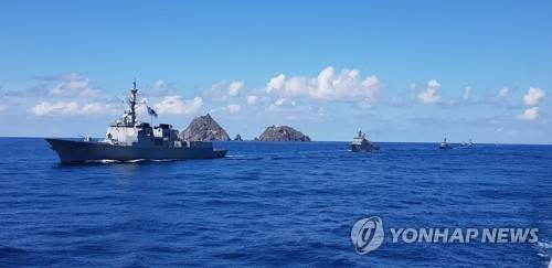 해군, 독도방어훈련 전격 돌입 (서울=연합뉴스) 25일 독도를 비롯한 인근 해역에서 열린 동해 영토수호훈련에서 훈련에 참가한 세종대왕함(DDG, 7,600톤급)을 비롯한 해군 함정들이 독도 주변을 항해하고 있다. 2019.8.25       [해군 제공. 재판매 및 DB 금지] photo@yna.co.kr