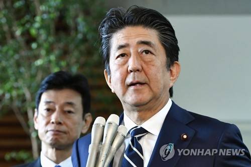 취재진 질문에 답하는 일본 아베 총리 [AP=연합뉴스 자료사진]