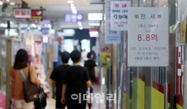 분양가상한제 확대 예고 이후 서울지역 아파트 전세값이 꿈틀대고 있다. 서울 송파구의 한 부동산에는 전세 매물 관련 문구가 게시돼 있다. [사진=뉴시스]