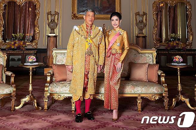 태국 국왕과 시니낫 후궁. © AFP=뉴스1