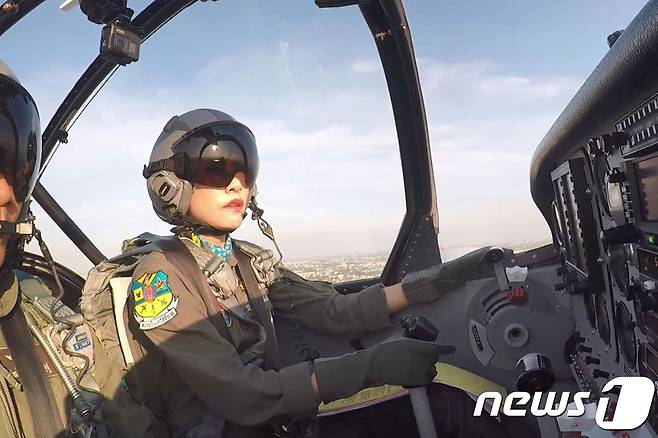 전투기 조종사 훈련중인 시니낫 후궁 © AFP=뉴스1