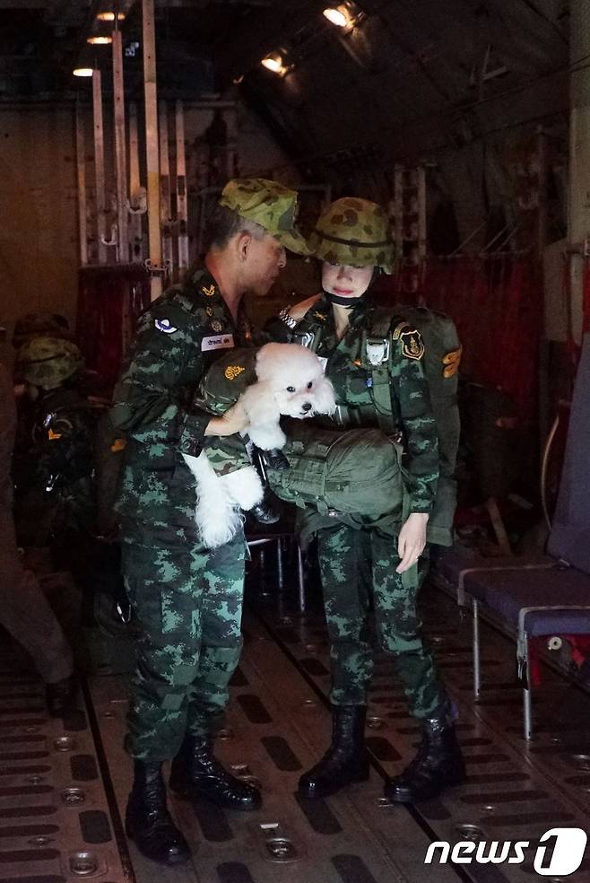 낙하훈련중 국왕과 함께 © AFP=뉴스1