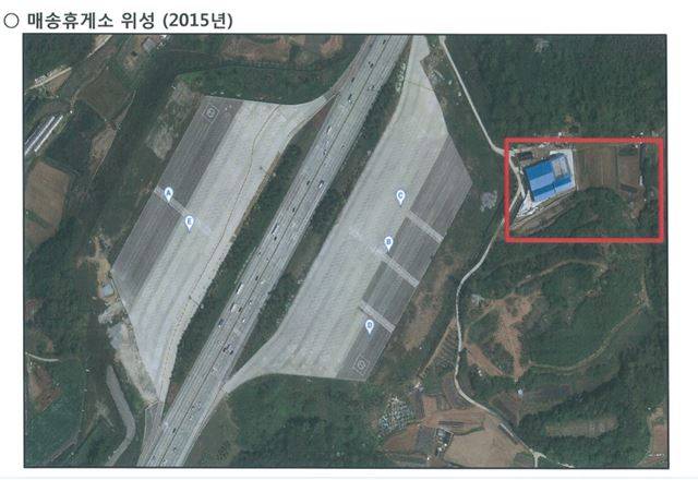 서해안고속도로 서울방향 매송휴게소가 악취가 진동해 이용객들이 불편을 겪고 있다. 2013년 철거됐던 축사가 다시 조성(빨간색 안쪽) 돼 있다. 한국도로공사 제공