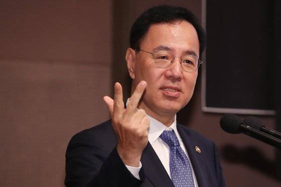 지난 19일에는 민원기 과기정통부 2차관이 취재진 질문에 ’삼성전자에 갤럭시노트10 LTE 출시를 권유했다“고 답변했다. [연합뉴스]