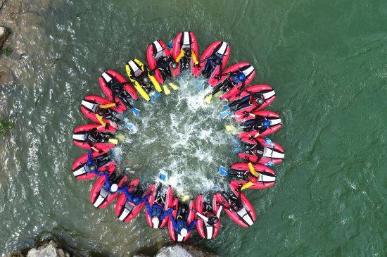 보트를 메고 가는 모습이 마치 딱정벌레 같다고 이름 붙여진 리버버깅(River Bugging). 관광객들이 이를 즐기기 전 다같이 모여 안전한 계곡 유영을 다짐하고 있다.