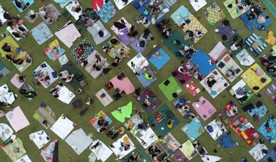 지난 11일 인천 송도달빛축제공원에서 열린 펜타포트 록페스티벌을 찾은 시민들이 메인무대 앞 잔디밭에 돗자리를 깔고 누워 음악을 감상하고 있다