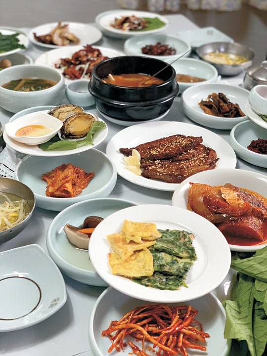 100년이 넘은 대원식당의 한정식. 아담한 근대 한옥집인 이 식당 한정식에는 숯불에 구워낸 삼겹살과 주꾸미를 비롯해 가오리찜, 간장게장, 전복 내장젓갈, 모둠전, 호박잎 쌈, 문어숙회 등 30여 가지 찬이 나온다.