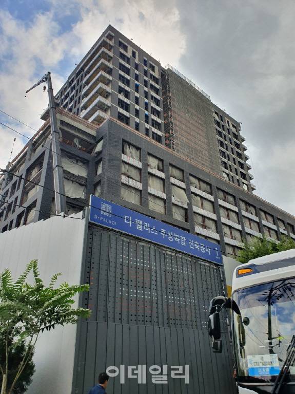 서울 종로구 신문로2가 일대에 짓는 ‘덕수궁 디 팰리스’가 내년 8월 준공을 목표로 공사가 한창이다.(사진=이데일리 박민 기자)