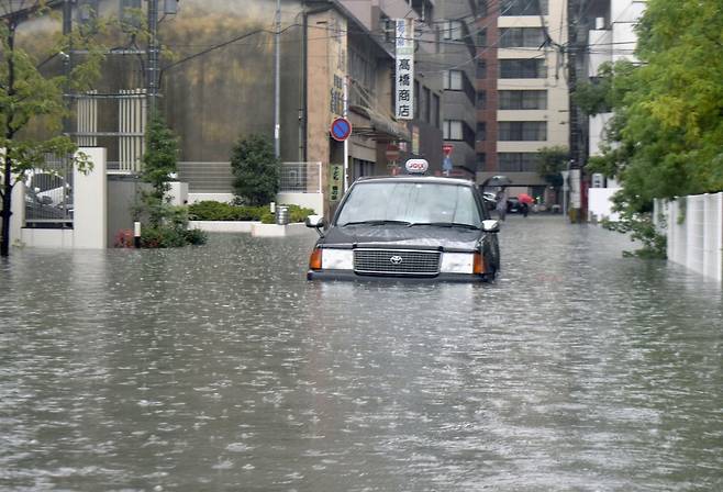 28일 오전 물이 찬 사가현 거리에 한 택시가 물속에 갇혀 있다. [AP=연합뉴스]