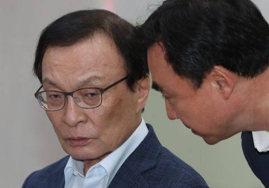 이해찬 더불어민주당 대표가 28일 인천에서 열린 현장 최고위원회의에서 심각한 표정으로 윤관석 정책위 수석부의장과 대화하고 있다. 뉴시스