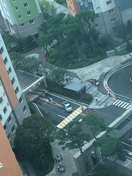 아파트 지하주차장 진입로를 가로막은 차량 모습. 온라인 커뮤니티 캡처