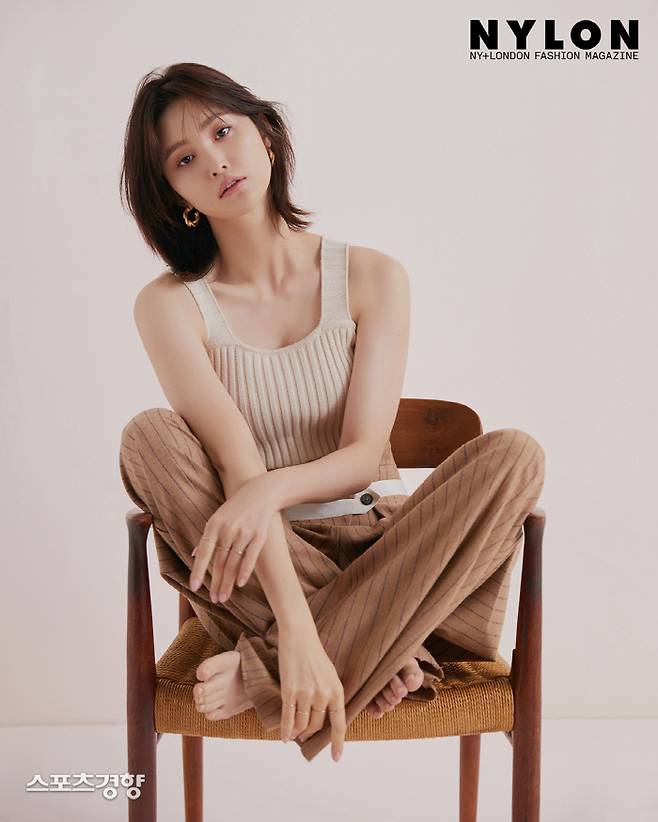 걸그룹 이엑스아이디 멤버 박정화 패션 화보. 사진 나일론