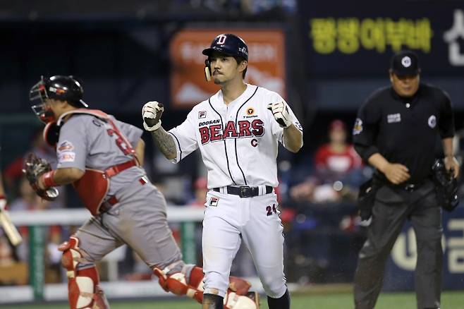 ▲ 두산 베어스 오재원이 홈스틸에 성공한 뒤 포효하고 있다. ⓒ 두산 베어스