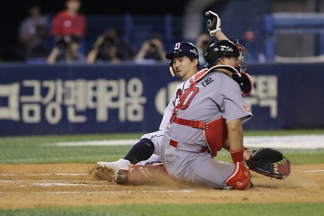 ▲ 두산 베어스 오재원은 기습적으로 홈으로 파고 들었다. 약속된 플레이였지만, 오재원이었기에 성공할 수 있었다. ⓒ 두산 베어스