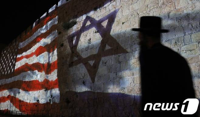 지난 5월15일(현지시간) 미국 대사관 예루살렘 이전 1주년을 기념하기 위해 예루살렘 구시가지 성벽에 미국과 이스라엘 국기가 투영돼 있다.  © AFP=뉴스1