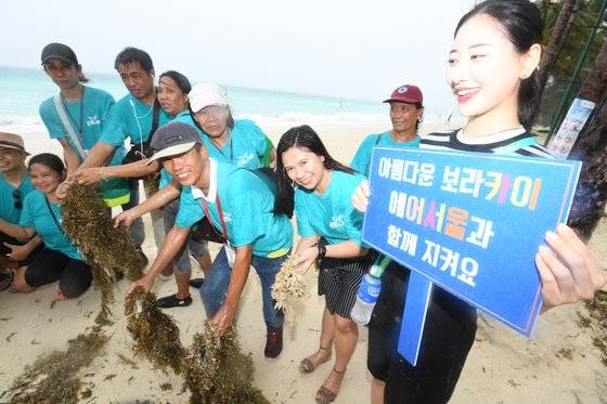 에어서울 승무원들과 현지직원, 주민들이 화이트비치 정화활동을 하고 있다. 장진영 기자