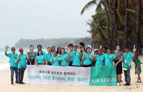 에어서울 승무원과 현지직원, 주민들이 화이트비치에서 쓰레기를 수거하며 일회용 패트병 등 플라스틱 쓰레기의 투기와 사용 자체를 호소하는캠페인을 실시하고 있다. 장진영 기자