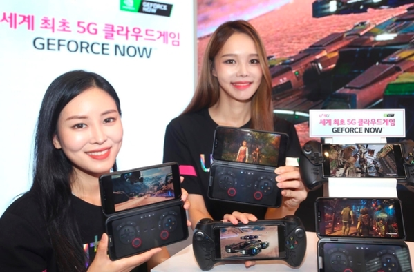 LG유플러스 모델들이 다운로드 없이 이용이 가능한 클라우드 게임 서비스 ‘지포스 나우(GeForce NOW)’를 소개하고 있다. /LG유플러스 제공