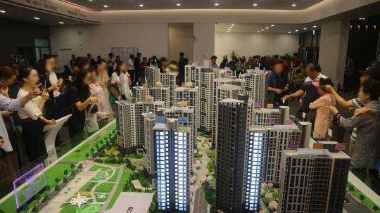 민간택지 분양가 상한제 적용이 임박하면서 전국에서 새 아파트 분양물량이 쏟아지고 있다. 롯데건설이 거여2-1구역을 재개발하는 '송파 시그니처 롯데캐슬'도 지난 30일 모델하우스를 열고 분양일정에 들어갔다. 사진은 송파 시그니처 롯데캐슬 단지 모형도를 살펴보고 있는 방문객들의 모습. <이상현 기자>