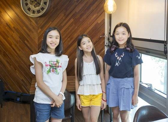 소중 학생기자단이 헤어 스타일링 변신에 나섰다. (왼쪽부터) 블레이즈를 시술한 유지안 학생모델, 트윙클을 시술한 이수안 학생모델, 포인트 붙임머리를 시술한 이은채 학생기자.