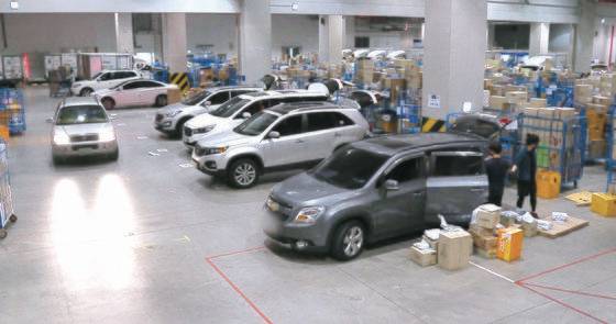 쿠팡 송파캠프에서 쿠팡 플렉스 지원자들이 배송할 물량을 자신의 차에 실고 있다. [사진 쿠팡]