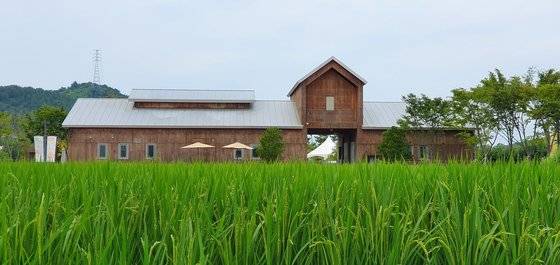 전북 고창 '상하목장' 전경. 자연과 어우러진 아름다운 건축물은 사진찍기에 적당하다.
