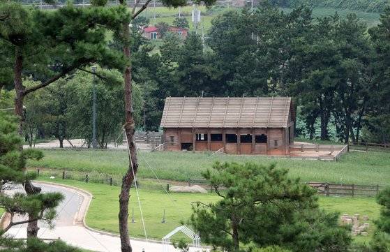 전북 고창 '상하목장'. 이국적인 건축물 사이로 난 초록색 산책길을 걷는 것만으로 도시의 스트레스를 날려버릴 수 있다.