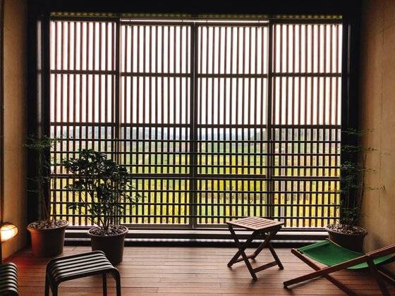 전북 고창 '상하목장' 내 호텔 파머스 빌리지 객실 중 테라스 룸. 방만한 크기의 넓은 테라스엔 썬베드와 테이블 등이 놓여 있어 하루 종일 책을 보며 자연을 즐기기에 좋다. 창문도 한국의 창호 형식으로 디자인했다.