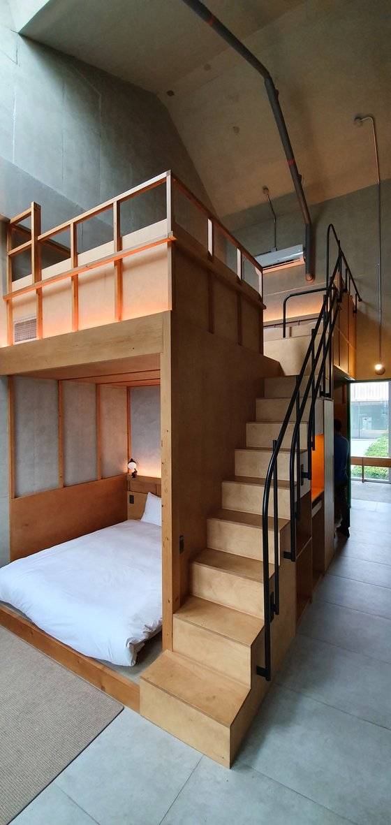 전북 고창 '상하목장' 내 호텔 파머스 빌리지 내 패밀리 룸. 복층으로 꾸며져 있어 아이들은 아파트에는 없는 다락방 체험을 할 수 있다.