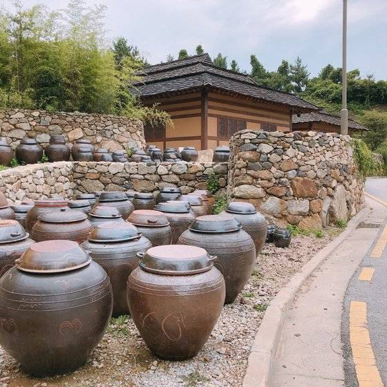 전북 고창 '상하농원' 내 발효공방. 장인들이 직접 만든 간장, 된장 등을 맛보고 구입할 수 있으며 체험도 가능하다.