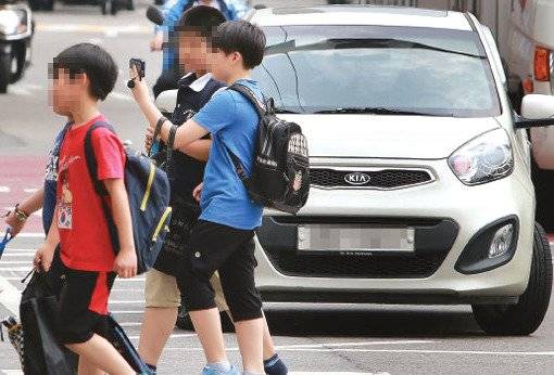 우회전을 할 때는 보행자가 있는지 여부를 세심하게 살펴야 한다. [중앙포토]