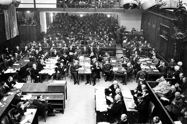 ⓒAP Photo1945년 11월20일 독일 뉘른베르크 정의의 전당에서 주요 전쟁 범죄자들의 재판이 열리고 있다.
