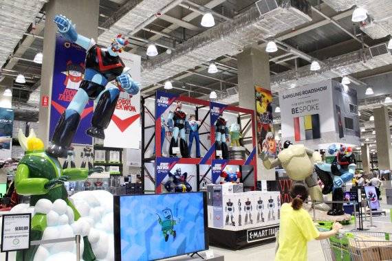 이번 트레이더스 부천점에서 가장 눈길을 끄는 집객 요소는 '로봇 태권V 로드쇼'다. 엄마/아빠에겐 어린 시절의 향수를, 아이에겐 새로운 볼거리를 제공하는 레트로 테마 기획전이다.