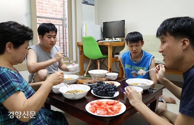 지난달 19일 서울 강동구의 집에서 이동희, 박병준, 배준호씨(왼쪽부터)가 ‘주거코치’ 유선분씨와 함께 저녁식사를 하고 있다. 김영민 기자 viola@kyunghyang.com