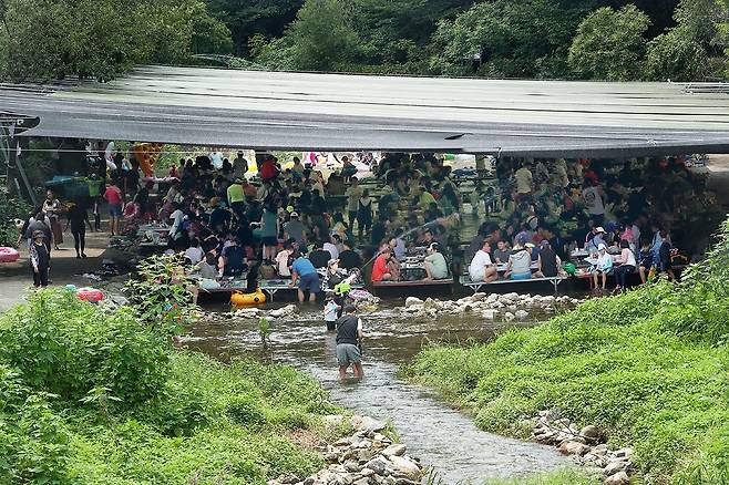 ⓒ시사IN 윤무영경기도 특별사법경찰단이 계곡 불법행위 적발에 나선 후에도 장흥유원지 계곡에는 평상을 깔고 영업하는 식당이 성업 중이다.