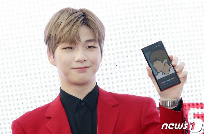 가수 강다니엘이서울 중구 노보텔 앰배서더 동대문에서 열린 KT '갤럭시노트10 사전예약 가입자 100명 초청 런칭 전야파티 Red on me'에서 갤럭시노트10에 있는 팝아티스트 오민성의 그림을 들어보이고 있다. 2019.8.19/뉴스1 © News1 안은나 기자