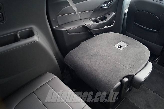 2열 시트를 접으면 두 다리를 뻗을 수 있다