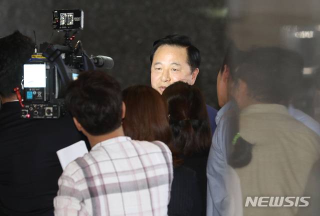 【서울=뉴시스】이종철 기자  = 더불어민주당 김두관 의원이 5일 서울 여의도 국회에서 최성해 동양대 총장 사이의 통화 문제에 대한 기자들의 질문에 답하고 있다. 2019.09.05. jc4321@newsis.com