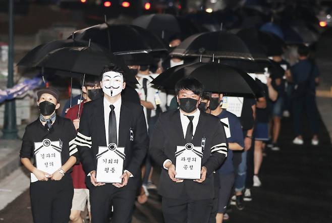 6일 오후 서울 성북구 안암로 고려대학교 민주광장에서 열린 조국 법무부 장관 후보자 딸 입시특혜 의혹  진상 규명 촉구 3차 촛불집회에서 참가자들이 ‘기회의 평등, 과정의 공정, 결과의 정의’가 죽었다는 퍼포먼스를 하고 있다.(사진=연합뉴스)