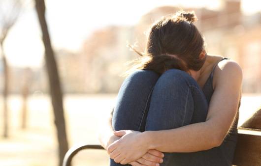 불안해하는 여성