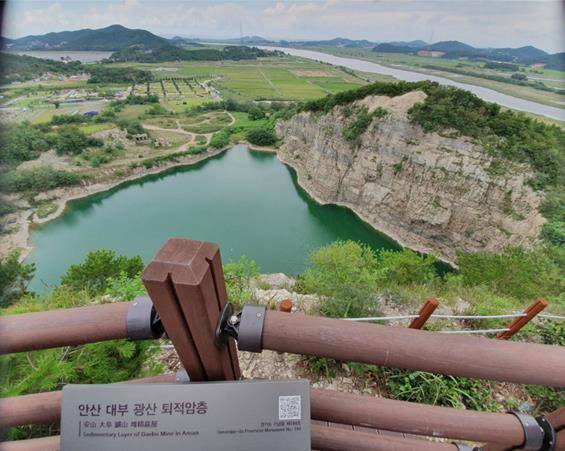 경기 안산시 대부도에 있는 미스터리 호수. 1999년 대부광산이었던 이곳에서 채석이 이뤄지던 중 밤사이 갑자기 산이 무너져 내려 호수가 생겼다고 한다. 아직 원인을 찾지 못하고 있다.